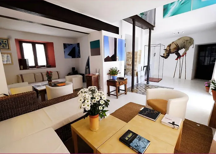 Chalet: La Casa de la Luz. ArtistHome